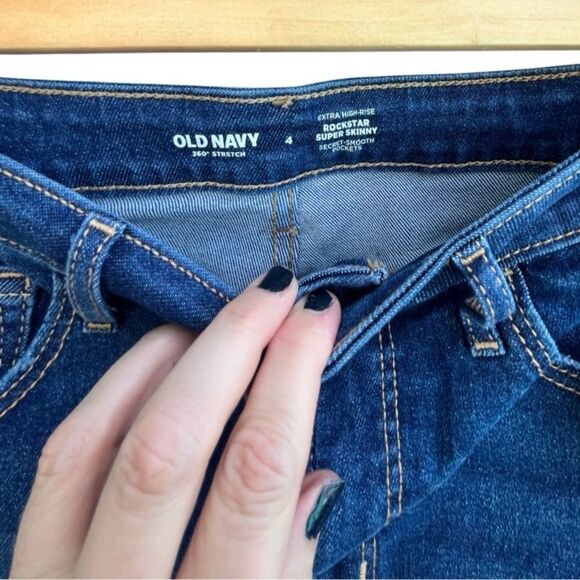 Old Navy 360 Rockstar Super Skinny Jeans | Size 4 - Picture 4 of 11